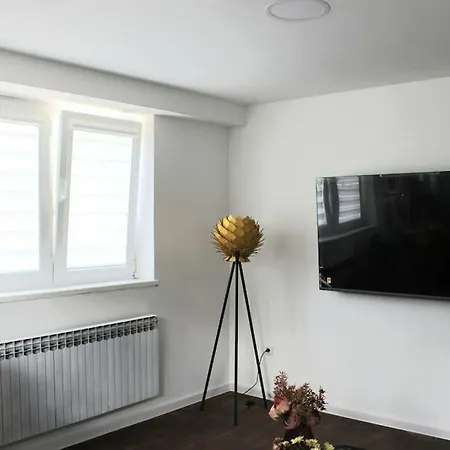 Spacious 2-bedroom In The Old Town Apartment *